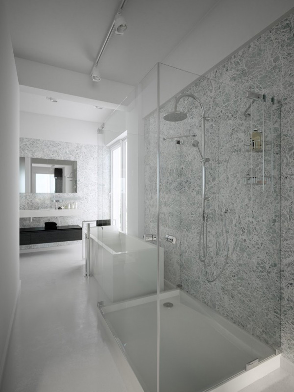 卫生的淋浴房采用玻璃隔断，加上大理石的墙面，低调的华丽感瞬间产生。