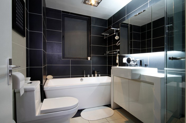 黑色的卫生间瓷砖与白色的器具对比鲜明。