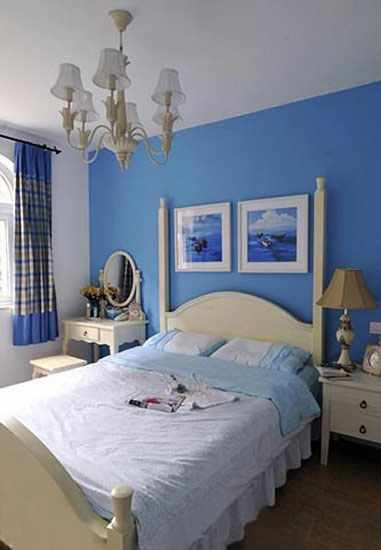 宁静的水蓝色墙面搭配浅蓝色床品和白色欧式家具，让主卧呈现出淡雅舒适的感觉，尤其在炎热的夏天，这海天般纯净的蓝色让人的心情自然平静了下来。