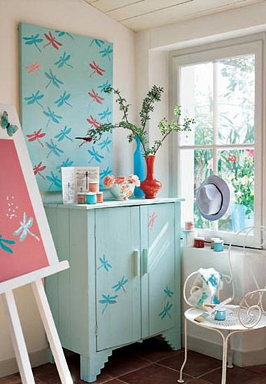 偏厅里的涂鸦假期，非常有意思的蜻蜓贴纸，可以贴在窗户或者柜子上都可以。