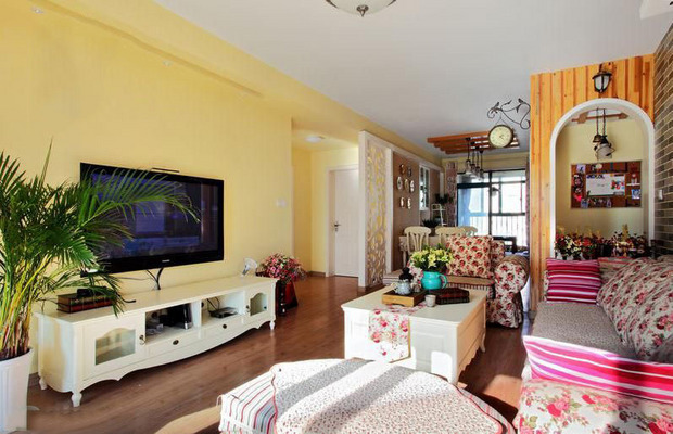 简单的电视背景墙，白色的田园电视柜，跟整体家具都很搭配。