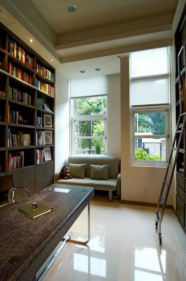 夹层式的结构，唯一保有挑高4米2的空间做为书房使用，顶天立地的整面书墙，以活动梯子做为取放书籍的工具，配衬简单的书案，彰显纯粹的人文质感。沙发床的安排，让书房也能兼作客房。
