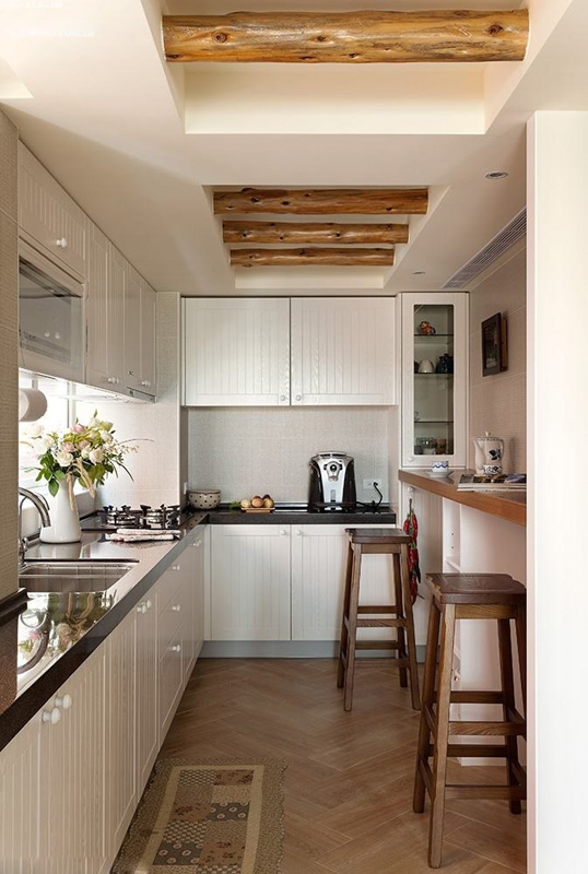 加强厨房的光线照明，加大空间视感，再以厚实木设计多出来的工作台空间，也可成为简易的用餐、小憩区。