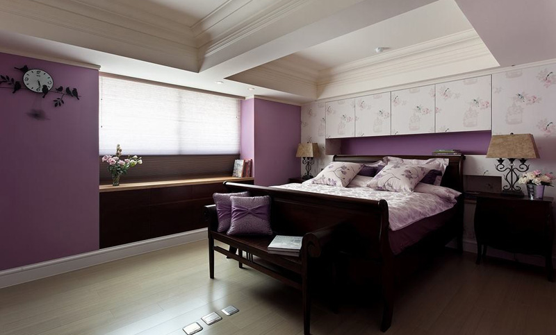 设计师以紫色搭配线板线条妆点主卧室的浪漫氛围。