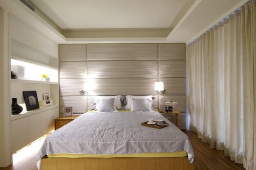 望向山海景致的卧室，简化室内色彩，在床头以对称的壁灯，增加氛围。