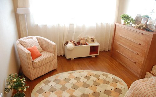 圆形的格子地毯和旁边的格子沙发，是主人精挑细选淘回来的。