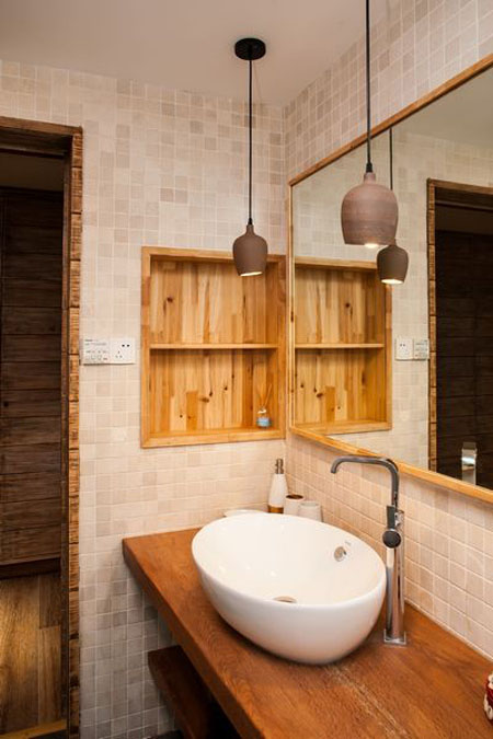卫浴间中，也是很多原木的气息啊，原木柜子和原木纹理的墙壁，一种大自然中小木屋的感觉。