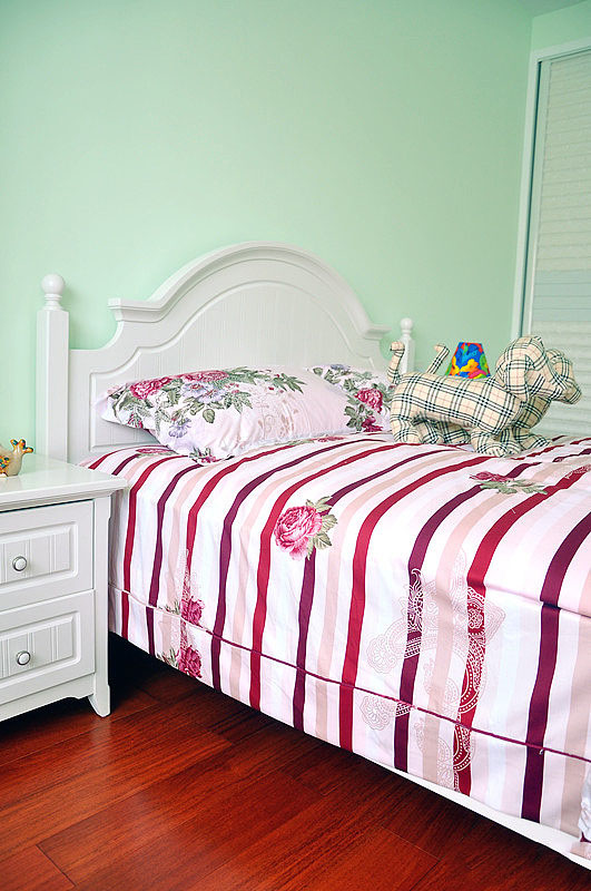 次卧用小清新的绿色作为卧室背景色，简易的床柜更加有气质。