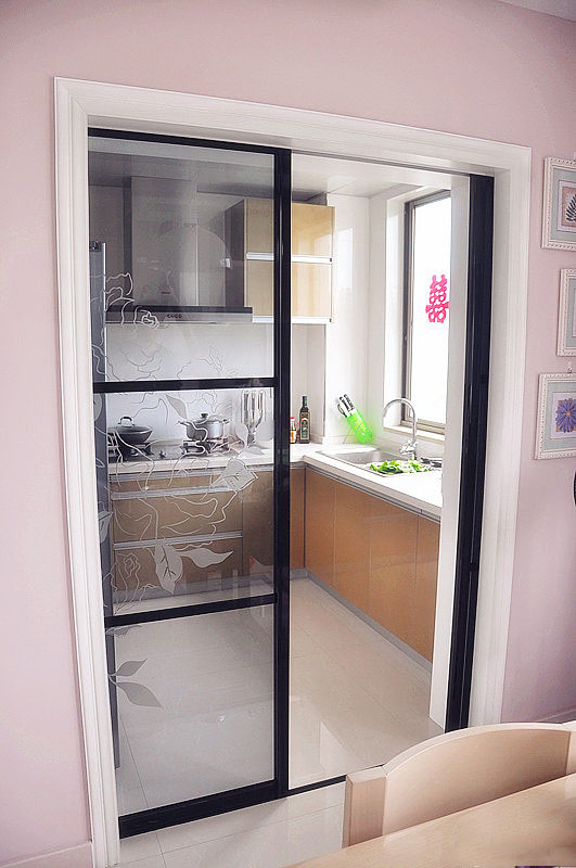 厨房采用半开放式，增加了空间的同时又十分宽敞。