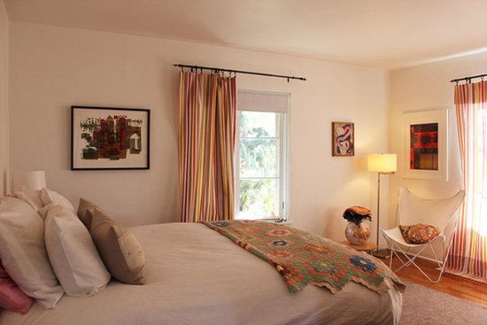 寝室以纯白色为主基调，用适量的彩虹色点缀，让房内充满阳光朝气的小清新。床上花朵花纹的垫子，充满着文艺的气息。在淡黄色灯光的映衬下，寝室充满让人放松紧张神经的氛围，给人以舒适的感觉。