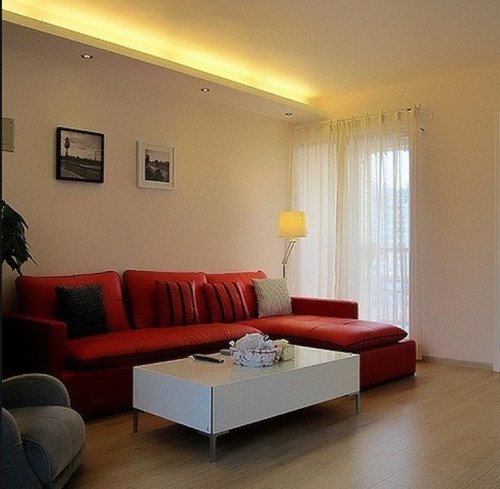 客厅以白色为主调，体现优雅与明朗，较醒目的就属大红的真皮沙发了。