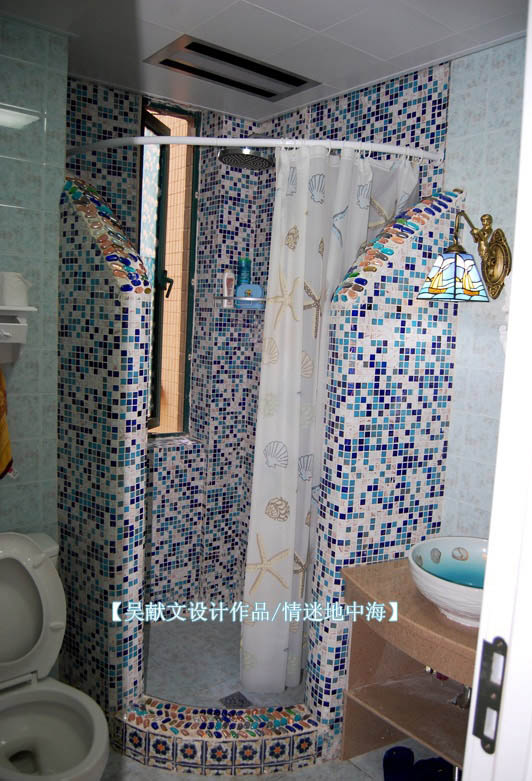 卫生间的设计则是让湿区很明显的划开，蓝色多彩的马赛克镶嵌在淋浴区，在沐浴的同时也能感受到地中海的魅力。