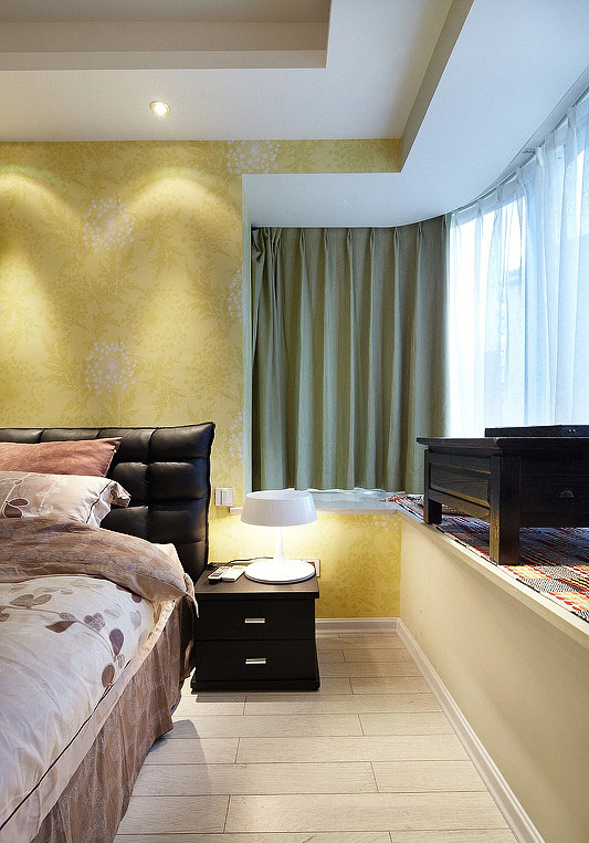 主卧的墙面采用金黄色的壁纸，增添了卧室的富贵气息。