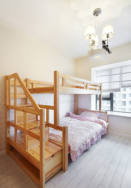 儿童房的设计很吸引人，一张双人床给姐妹俩提供了一个良好的睡眠环境。