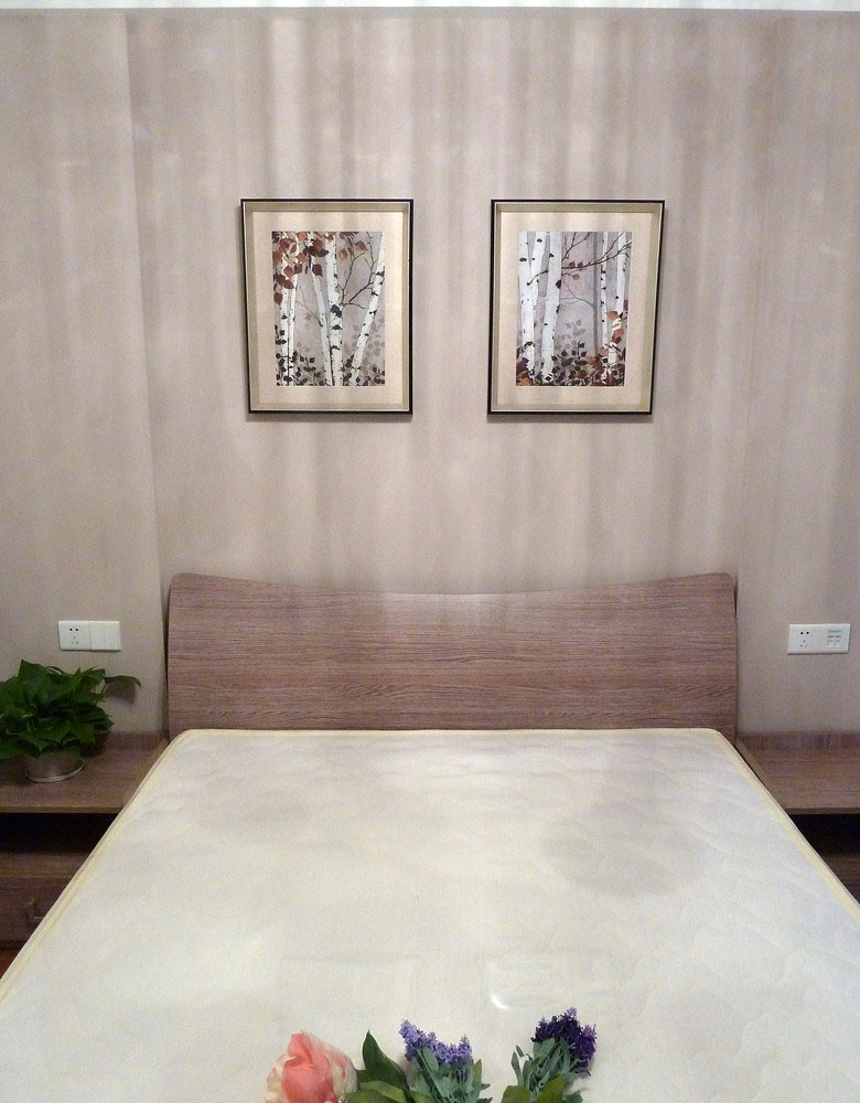 次卧的设计相对来简单的多，整个房间都是淡淡的米色，很适合给长辈们休息。