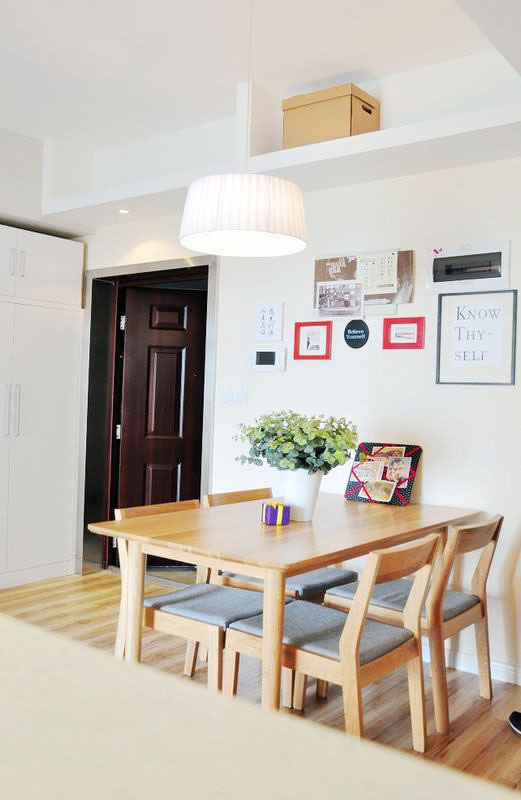 餐厅在进门处,木质的餐桌和餐椅将自然的气息保留在家中.