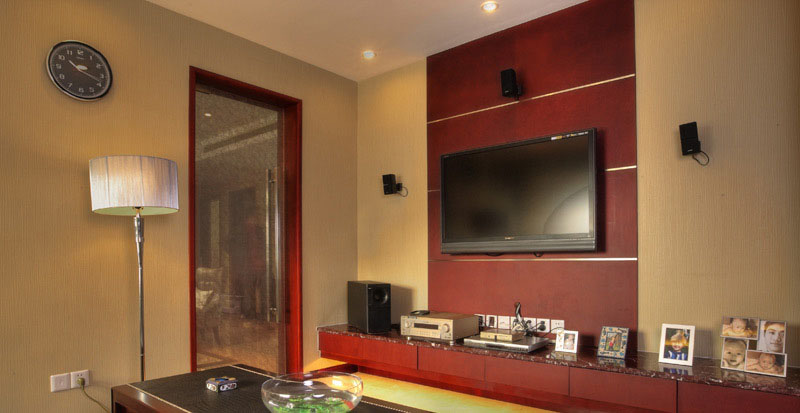 电视的背景墙面很简单，电视柜和墙面都采用红色，土黄色的颜色里，跳出一点耀眼色彩。