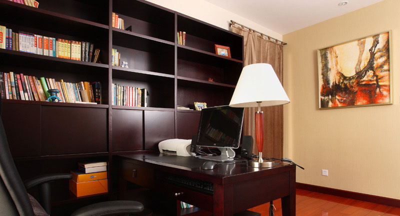 书房的设计很简洁，一张书桌一个书架，是男主人工作的较佳场所。