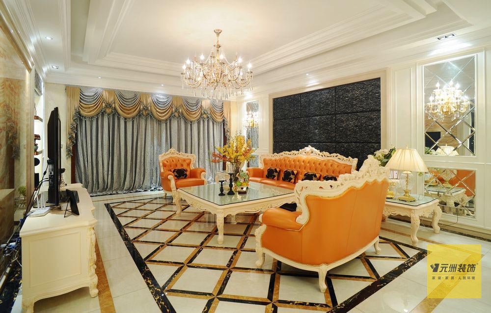 橘黄色沙发彰显了主人的独特品味。沙发背景墙采用黑色作为底色，陪衬出橘黄色的鲜艳与明快。