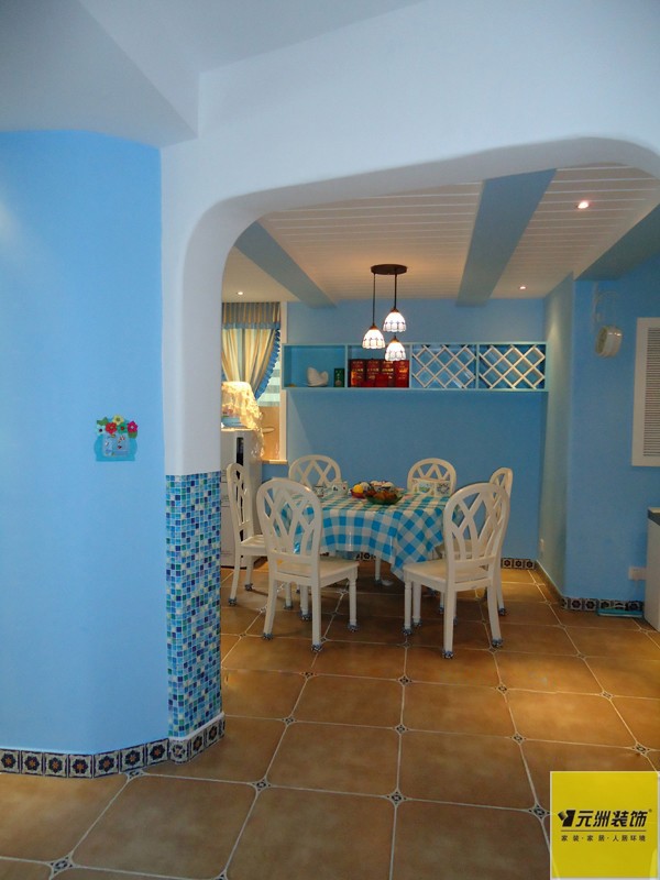 蓝色的拱门是地中海式家居设计的代表，蓝色的格子桌布十分清爽，搭配几张白色餐椅，与蓝色的墙面形成一道靓丽的海边风景。
