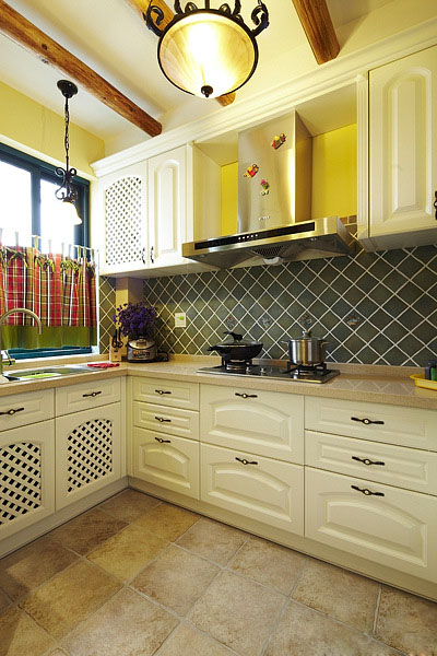厨房的设计以米色为主，柜面选用大理石的材质。