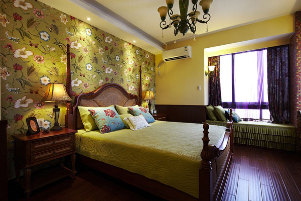 卧室的背景墙也是采用碎花设计，与客厅的背景墙相呼应。美式的床头与家的风格相呼应。整个卧室流露出舒适与浪漫的气质。