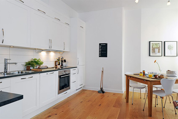 米兰风格两室两厅厨房实木地板装潢效果图