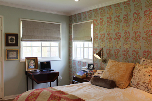 暖色调的卧室，有两个窗，采光挺不错。挺温馨的一地儿。