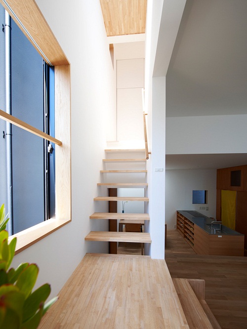 90平日式简约宅复式客厅楼梯装修效果图