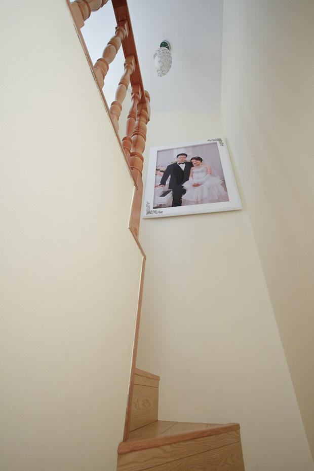 阁楼的旋转楼梯，在楼道中还挂着幸福的照片。