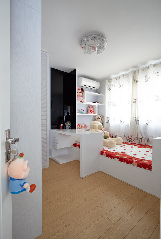 儿童房的床是榻榻米飘窗形式的，紧挨着窗。