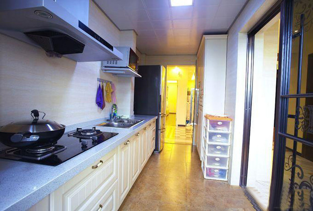 90平简约风格一居室厨房橱柜装修效果图
