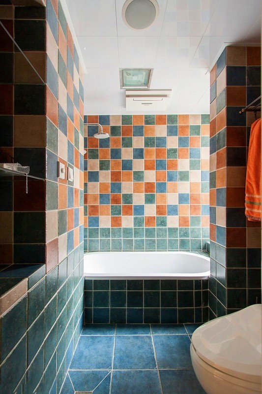 意大利风格三室一厅10平米卫生间彩色瓷砖铺贴效果图