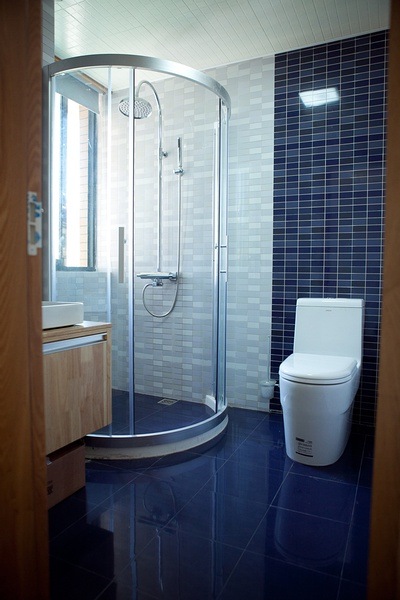 140平温暖日式原木风小复式卫生间淋浴房装修效果图