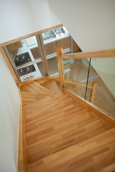 日式风格复式楼玄关实木板材楼梯装修设计效果图