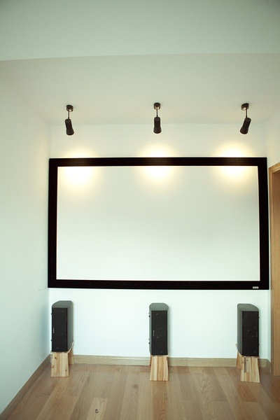 日式风格两室一厅卧室电影墙装修设计效果图