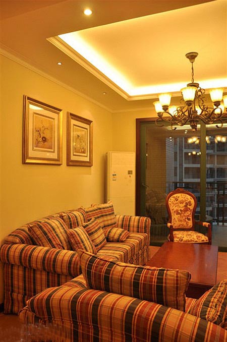 美式田园风格两室一厅客厅吊顶灯带装修效果图