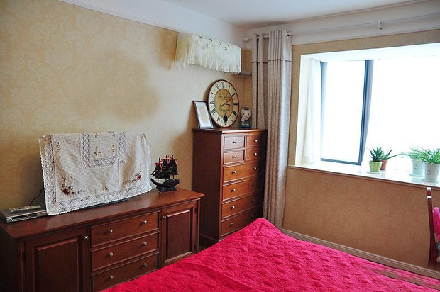 欧式乡村风格两室一厅卧室实木组合柜效果图