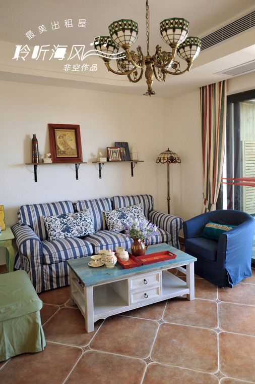 蓝白条纹的沙发和整体的地中海相得益彰。
