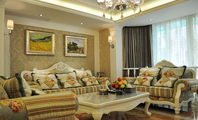 客厅，这角度的照片总让我想起一句话：犹抱琵琶半遮面。美美的沙发，甚是喜欢的。