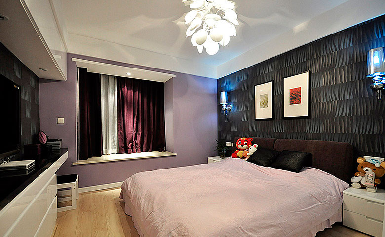 卧室，淡紫色的氛围很轻松，有助于睡眠。