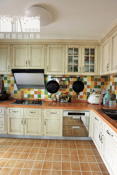 清新自然混搭风三居室厨房橱柜装修效果图