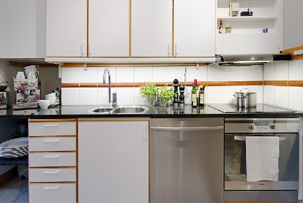 白色简欧风小公寓厨房橱柜装修效果图