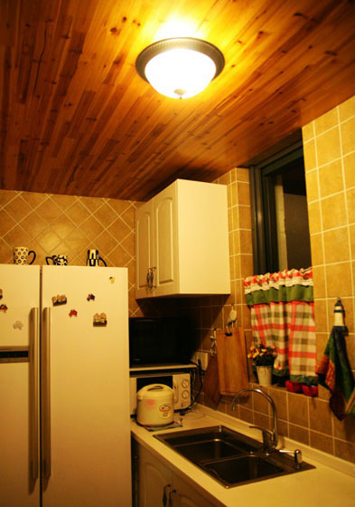 厨房，吊顶用的是原木。