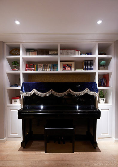 休闲区，钢琴，兼藏书。
