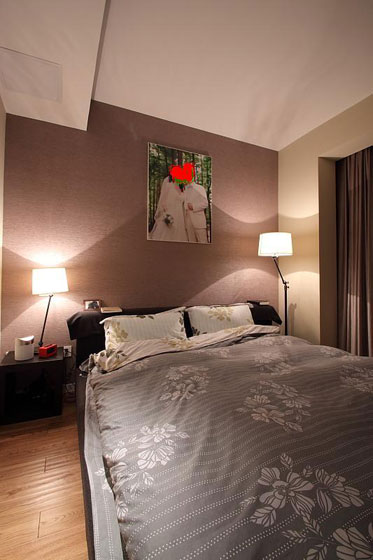 现代简约风公寓卧室床头背景墙装修效果图
