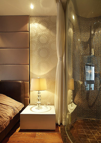 马赛克和玻璃组合的圆形淋浴房大气又时尚。