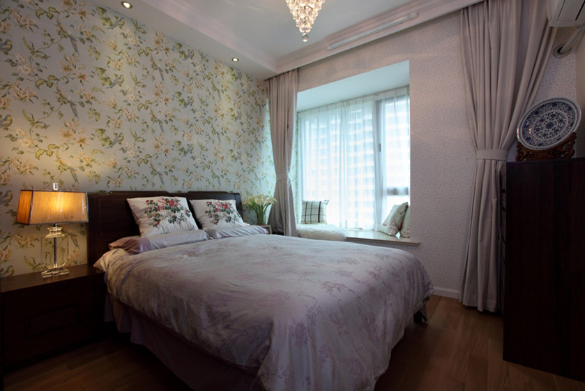 现代美式二居室卧室壁纸装修效果图