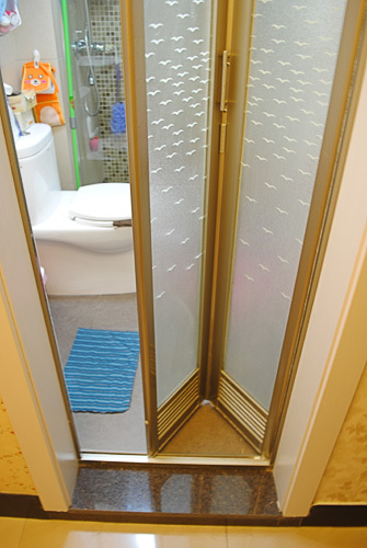现代风格三室一厅10平米卫生间玻璃折叠门隔断效果图