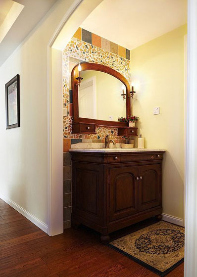 洗手间干区，家里全部家具包括浴室柜都是整套风格的。